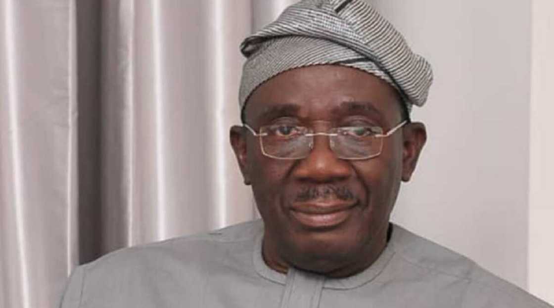 Sanata ya bukaci majalisa ta dauka tsatsauran mataki a kan mulkin Buhari Sanata ya bukaci majalisa ta dauka tsatsauran mataki a kan mulkin Buhari