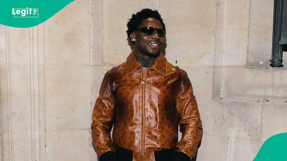 Asake loses cool in Mecca over officer's action Asake loses cool in Mecca over officer's action