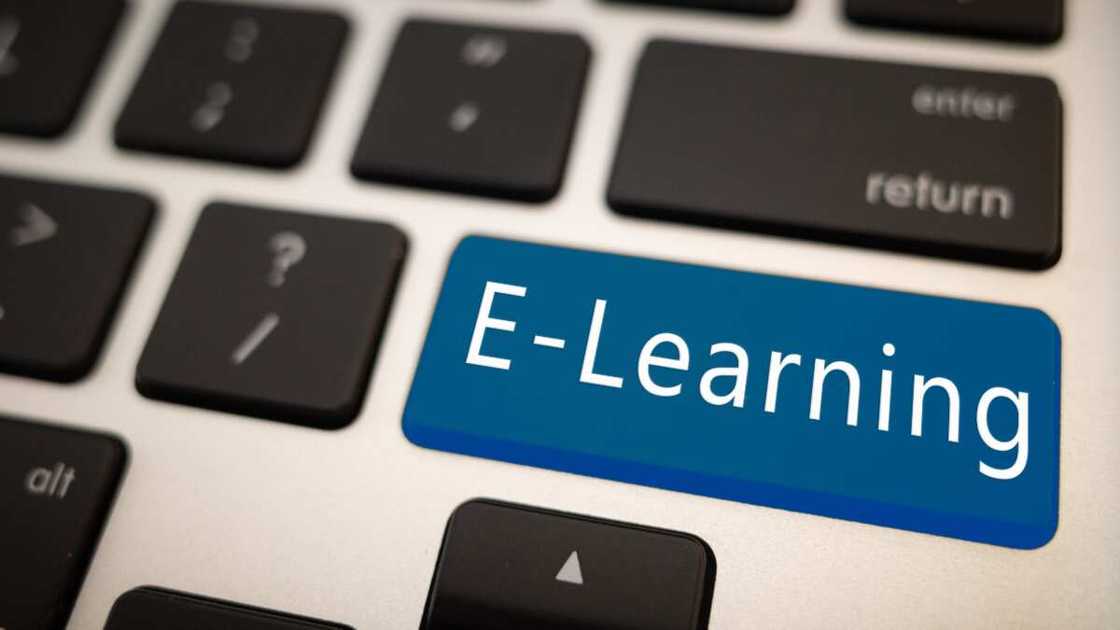 E-learning words on keyboard