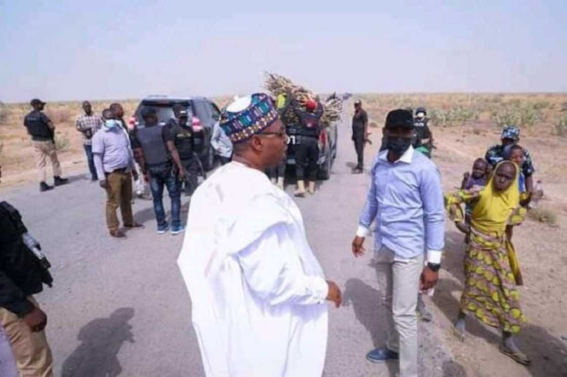 Hotunan Zulum Ya Tsayar Da Ayarin Motocinsa Ya Ɗauki Mata Da Suka Ɗebo Itace Daga Daji