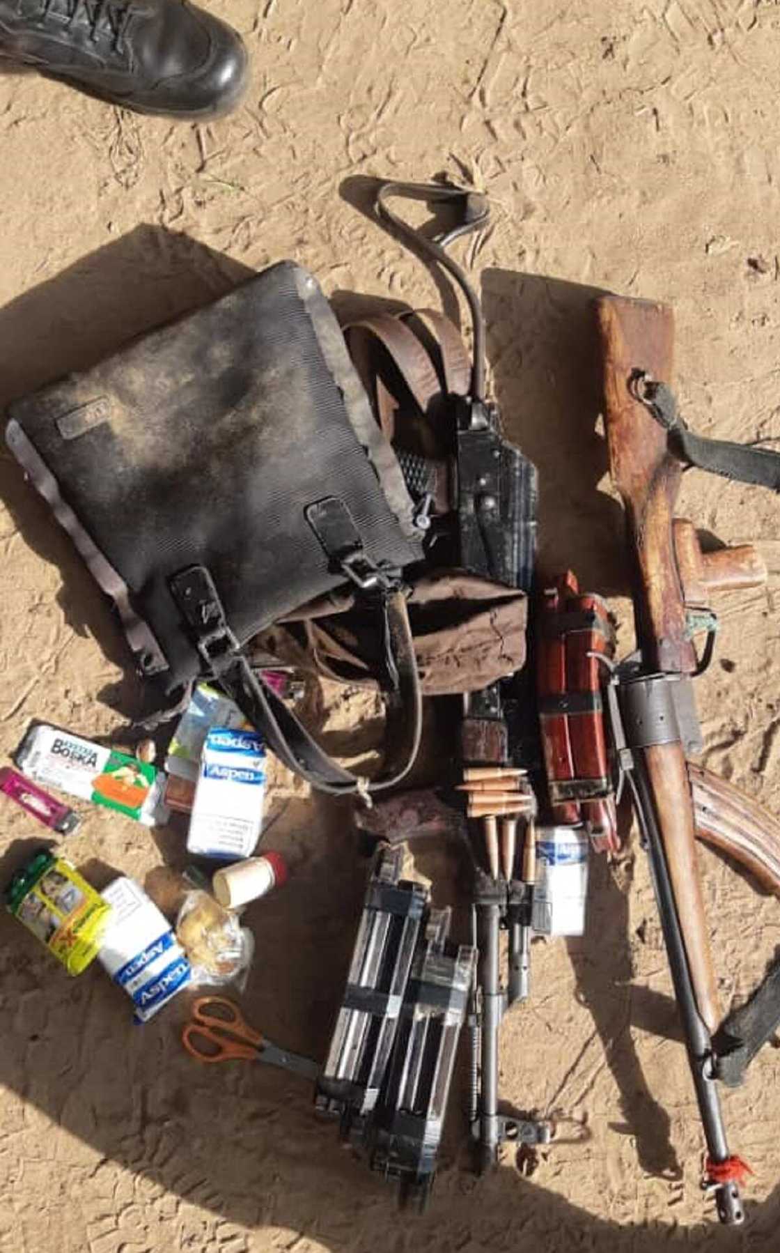 OPWS: Dakarun soji sun halaka 'yan bindiga, sun kwace miyagun makamai da kwayoyi OPWS: Dakarun soji sun halaka 'yan bindiga, sun kwace miyagun makamai da kwayoyi