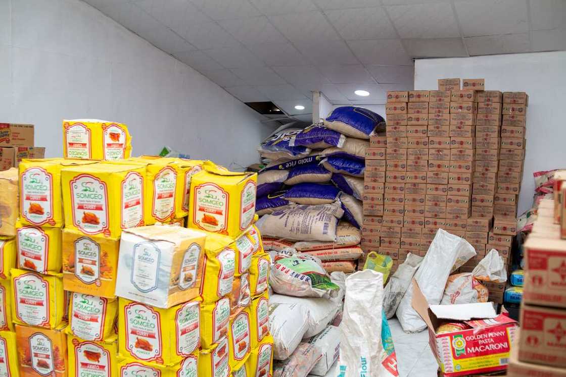 UFC Champion Kamaru Usman Feeds 1000 Nigerian Children As He Gives Back to the Society (Photos) UFC Champion Kamaru Usman Feeds 1000 Nigerian Children As He Gives Back to the Society (Photos)