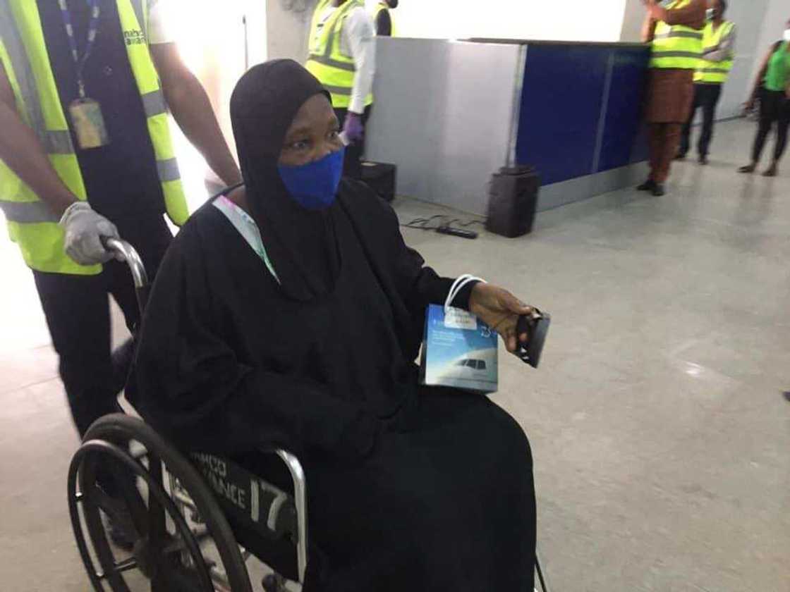 Kimanin yan Najeriya 400 da suka makale a Saudiyya sun dawo gida (Hotuna) Kimanin yan Najeriya 400 da suka makale a Saudiyya sun dawo gida (Hotuna)