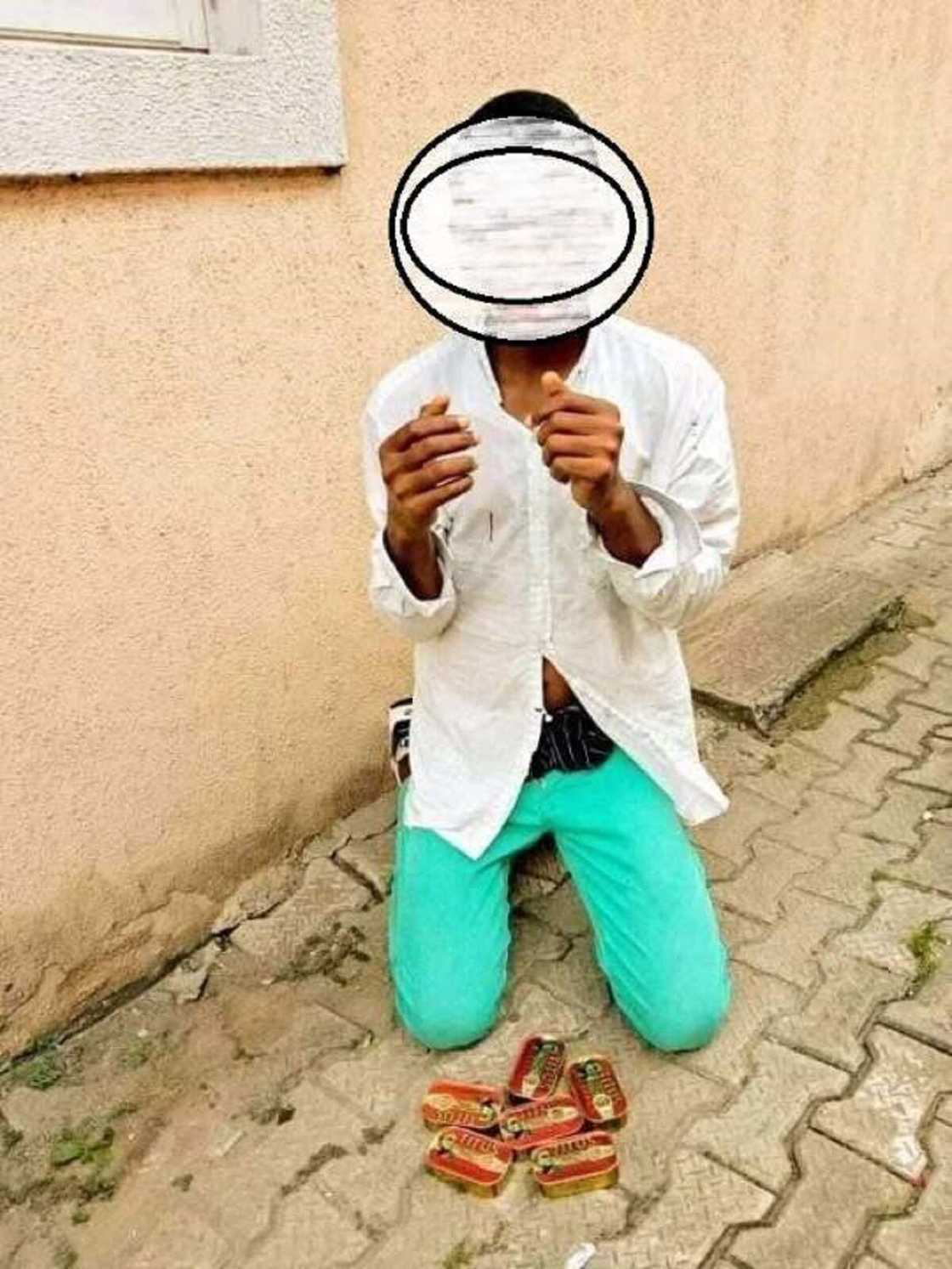 An kama wani mutum da ya saci kifi ya boye su a ƙugunsa a wani babban kanti (Hotuna) An kama wani mutum da ya saci kifi ya boye su a ƙugunsa a wani babban kanti (Hotuna)