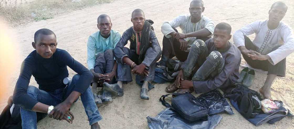 Masu garkuwa da mutane sun bawa mutanen da suka kama N10k su sayi takalmi bayan karbar kudin fansa Masu garkuwa da mutane sun bawa mutanen da suka kama N10k su sayi takalmi bayan karbar kudin fansa