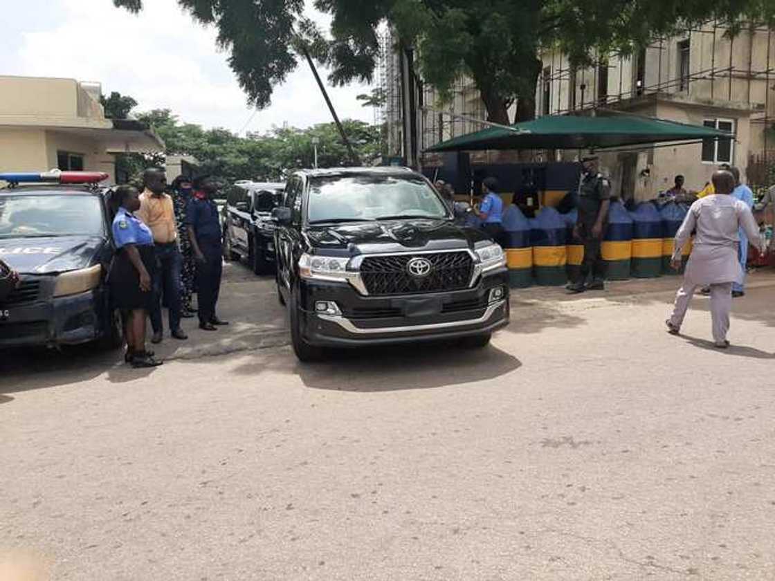 Yanzu-Yanzu: Yan sanda sun bude sakatariyar APC, sabbin shugabannin sun shiga Yanzu-Yanzu: Yan sanda sun bude sakatariyar APC, sabbin shugabannin sun shiga