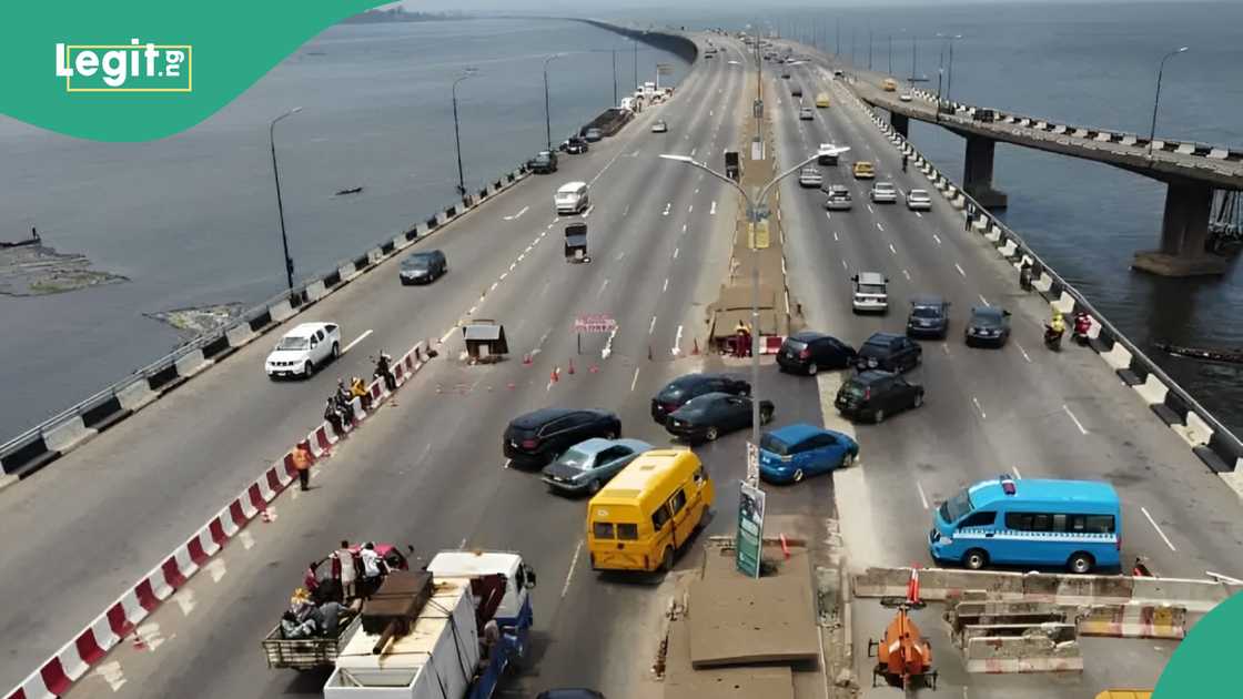 Over 10 people have escaped death in a major accident on 3rd mainland bridge.