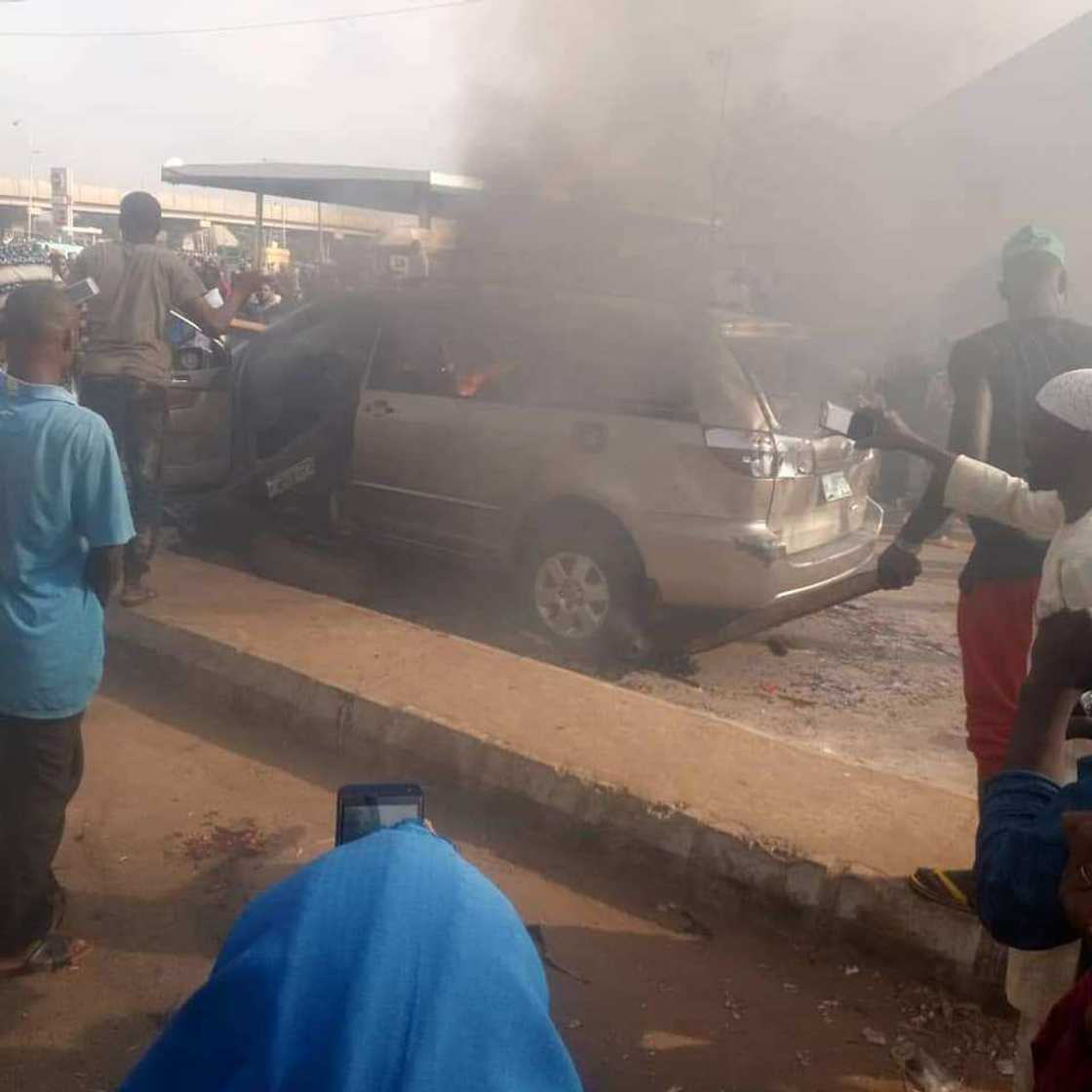 An yanka ta tashi: Mutanen da aka kashe aka kone a Kaduna 'yan sanda ne ba masu satar mutane ba An yanka ta tashi: Mutanen da aka kashe aka kone a Kaduna 'yan sanda ne ba masu satar mutane ba