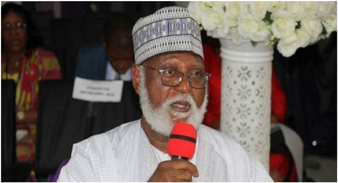 Kukakn kurciya: Abdulsalami ya ceba zai iya zama shugaban Nigeria yana da shekaru 77 ba Kukakn kurciya: Abdulsalami ya ceba zai iya zama shugaban Nigeria yana da shekaru 77 ba