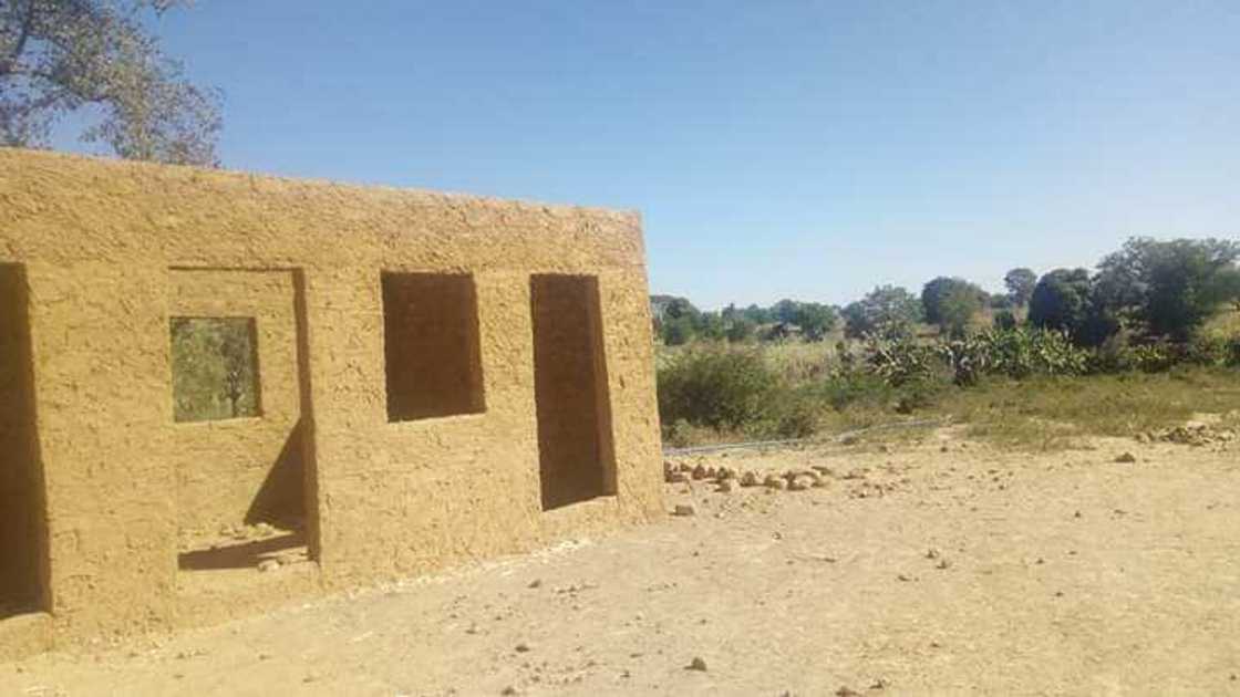 Hotuna: Daliban firamare a Katsina sun gaji da gafara sa, sun fara ginawa kansu ajujuwan karatu Hotuna: Daliban firamare a Katsina sun gaji da gafara sa, sun fara ginawa kansu ajujuwan karatu