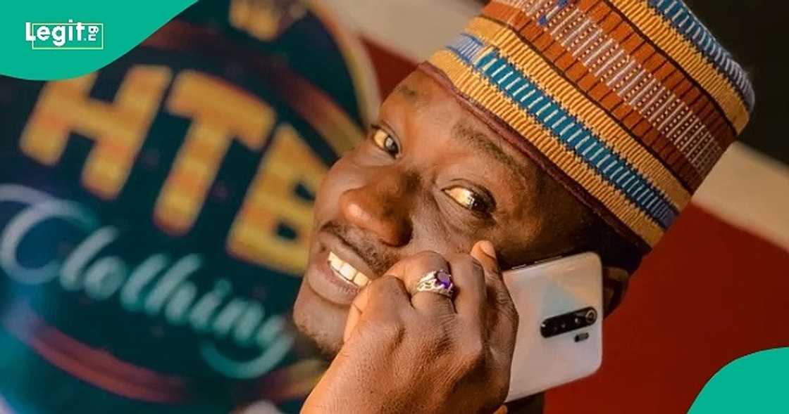Nigerian man removes dad's old POP in living room, installs new one, video shows luxurious transformation. Nigerian man removes dad's old POP in living room, installs new one, video shows luxurious transformation.