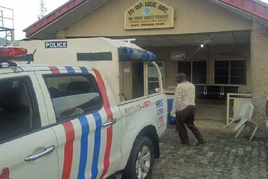 Yadda wata mata ta haihu a titin jihar Legas (Hotuna) Yadda wata mata ta haihu a titin jihar Legas (Hotuna)