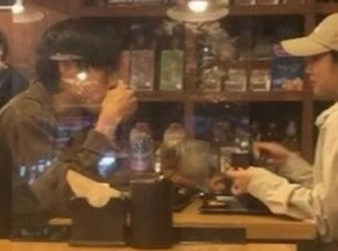 Hyeri and Ryu Jun Yeol eating on a date. Hyeri and Ryu Jun Yeol eating on a date.