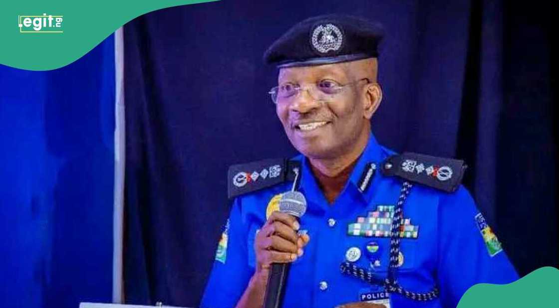 'Yan daba sun kona gidan tsohon gwamnan Benuwai 'Yan daba sun kona gidan tsohon gwamnan Benuwai