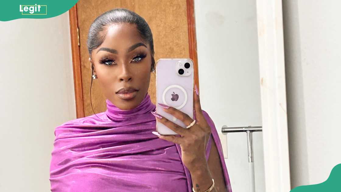 Eliza Reign in a dressing area