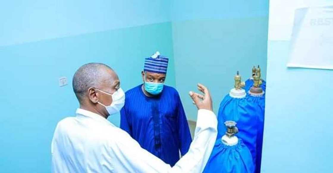 Mai jinyar covid-19 da ya gudu daga cibiyar killacewa ya mutu a maboyarsa a Kebbi Mai jinyar covid-19 da ya gudu daga cibiyar killacewa ya mutu a maboyarsa a Kebbi