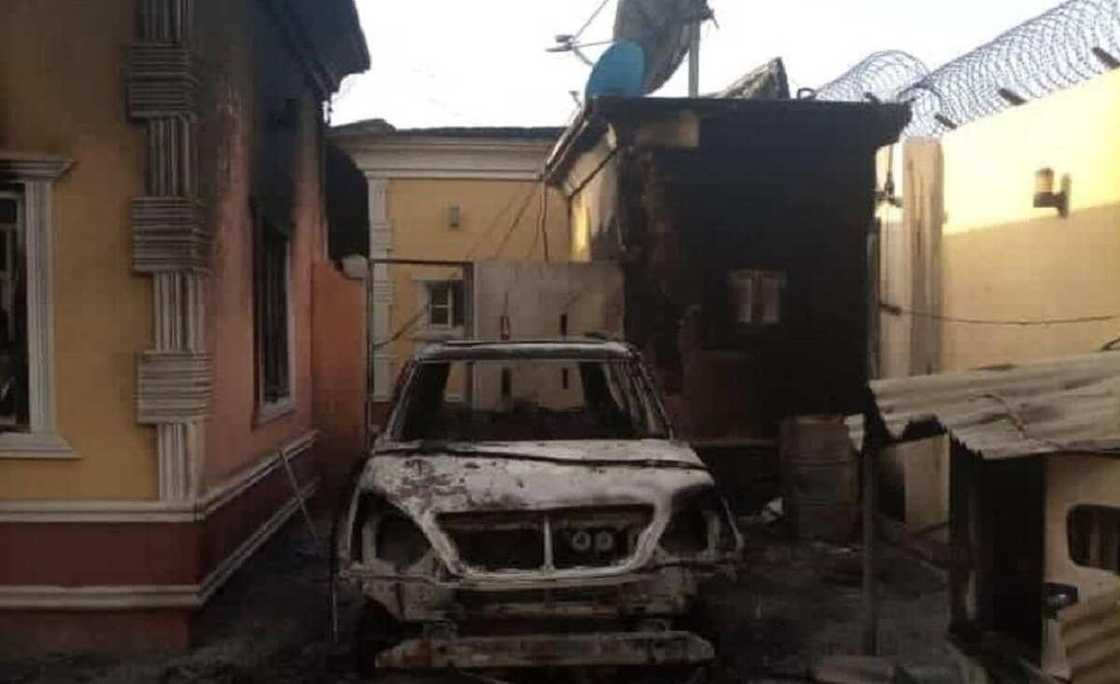 Boko Haram sun kai hari ma'adanar kayan tallafi, sun kone wurare a Borno Boko Haram sun kai hari ma'adanar kayan tallafi, sun kone wurare a Borno