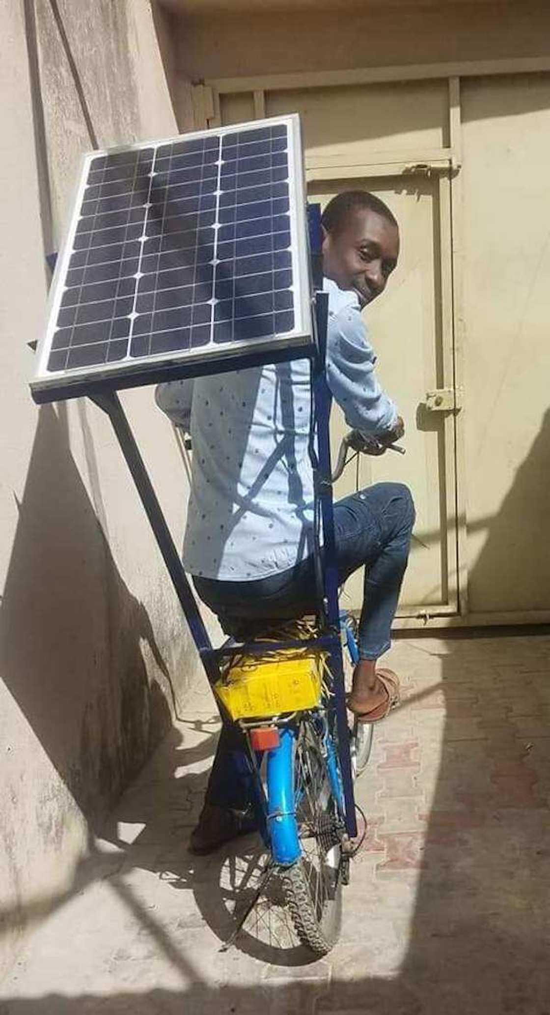 Hotuna: Hazikin matashi ya kera keke mai tuka kanshi da kanshi a jihar Kano Hotuna: Hazikin matashi ya kera keke mai tuka kanshi da kanshi a jihar Kano