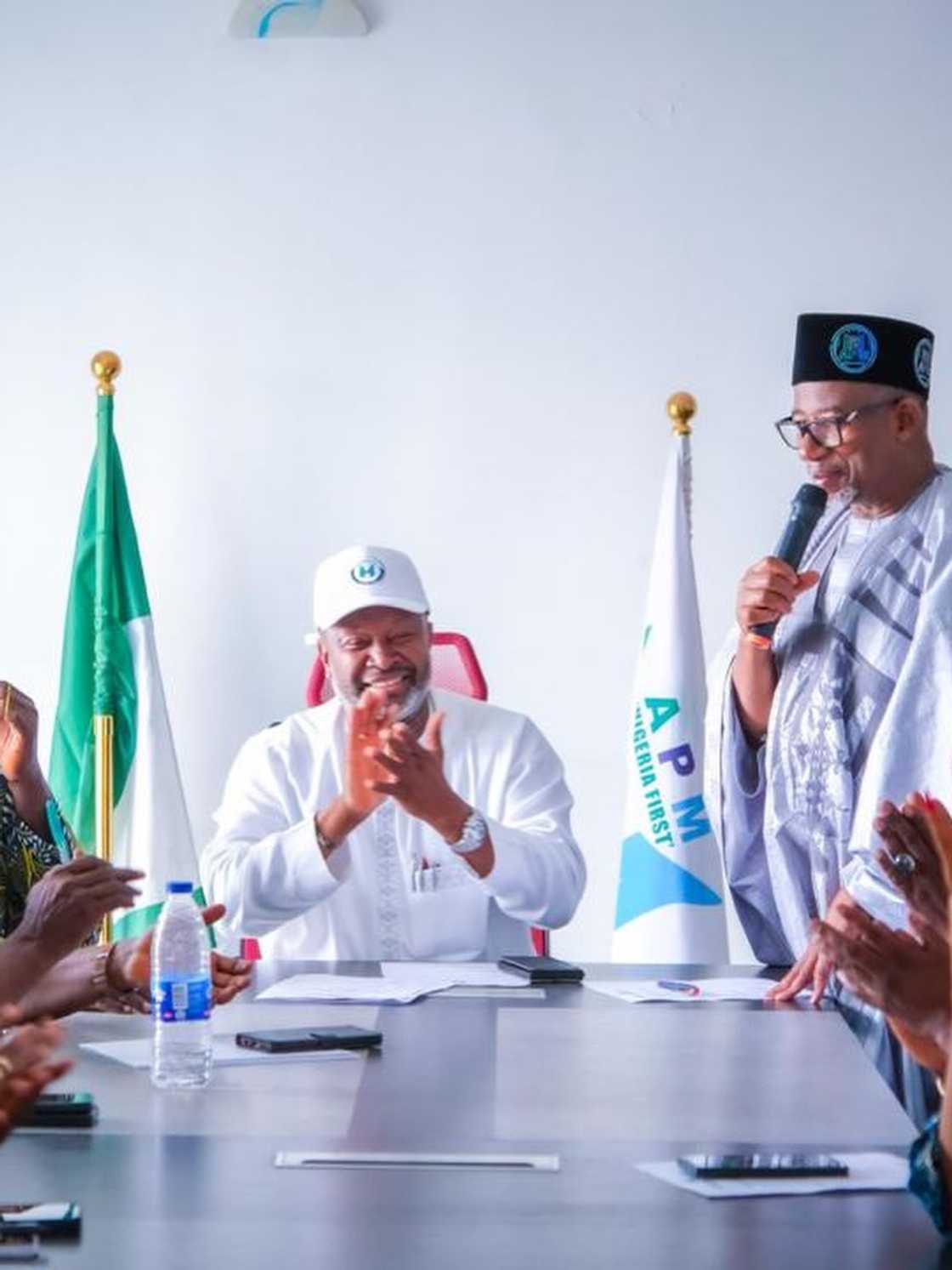 Gwamnan Bauchi yana magana wajen taron APM