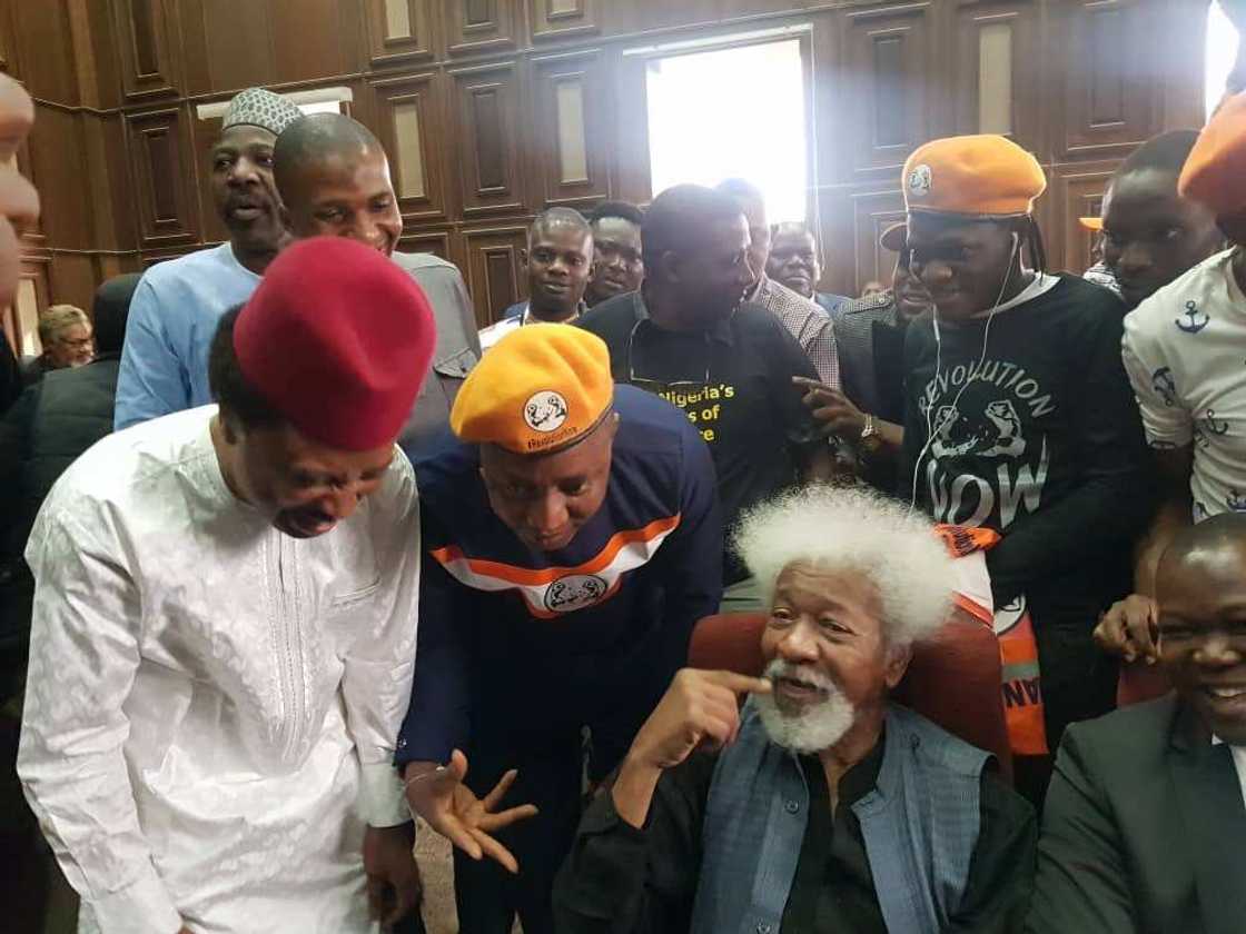 Shehu Sani da Wole Soyinka sun isa kotu don kara ga Sowore (Hotuna) Shehu Sani da Wole Soyinka sun isa kotu don kara ga Sowore (Hotuna)