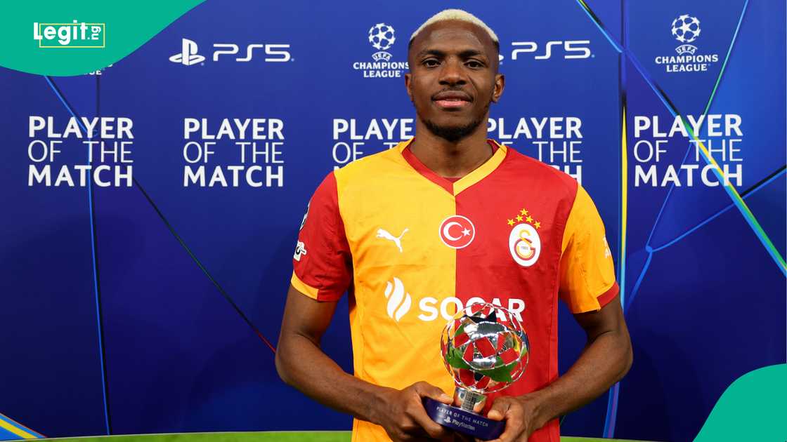 Victor Osimhen poses for with the UCL Player of the Match award. Photo: Francesco Scaccianoce