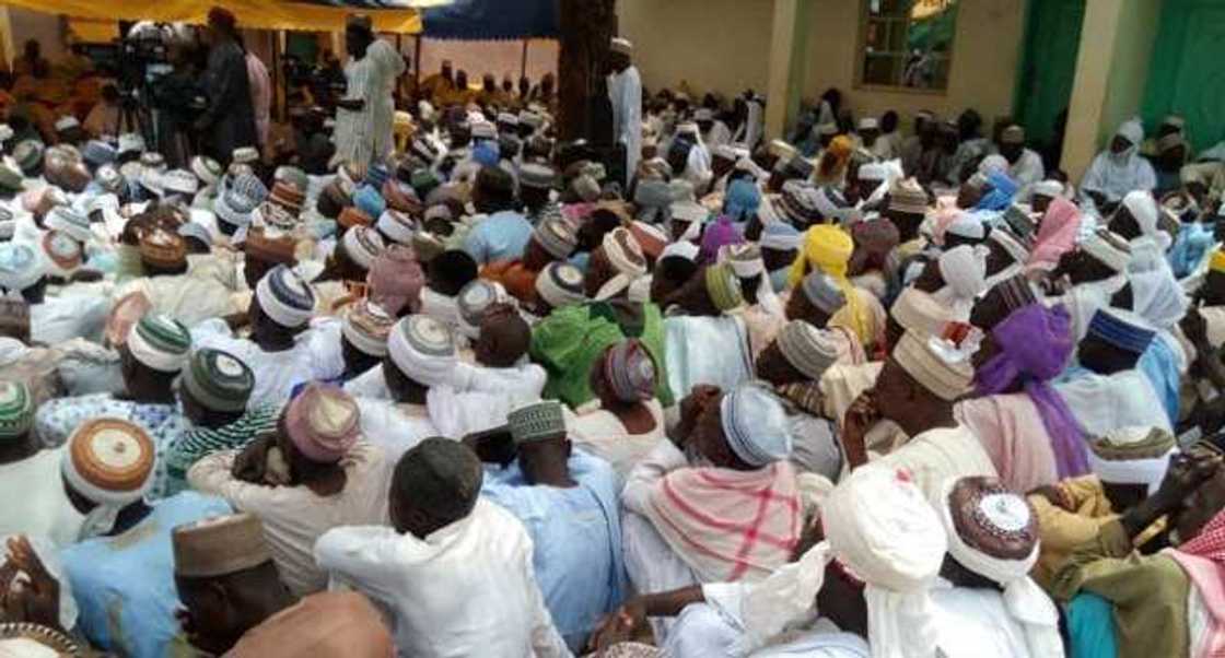 Sarkin Daura ya jagoranci addu'a ta musamman domin Coronavirus Sarkin Daura ya jagoranci addu'a ta musamman domin Coronavirus