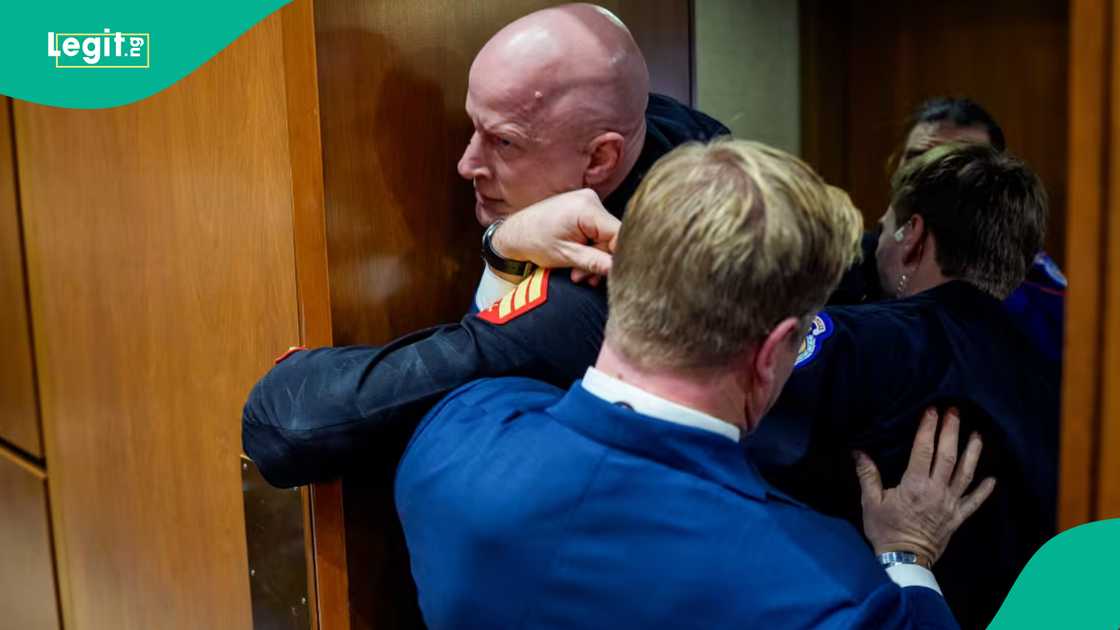 An fitar da tsohon Amurka da karfi daga majalisa