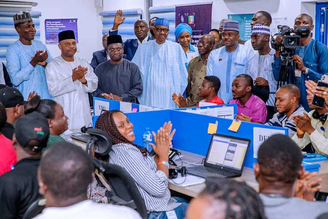 Buhari visits APC campaign headquarters in Abuja for updates on poll results (photos) Buhari visits APC campaign headquarters in Abuja for updates on poll results (photos)