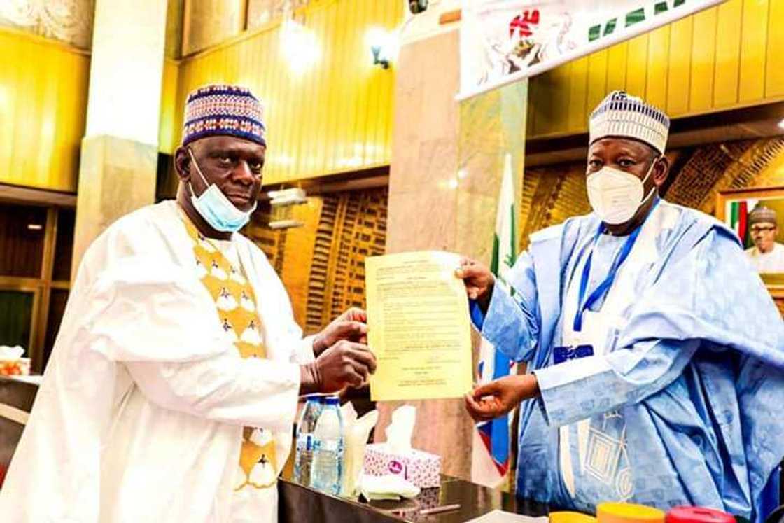 Ganduje ya naɗa sabon kwamishina a jihar Kano
Hoto daga fadar gwamnatin Kano; Basiru Yusuf Shuwaki Ganduje ya naɗa sabon kwamishina a jihar Kano
Hoto daga fadar gwamnatin Kano; Basiru Yusuf Shuwaki