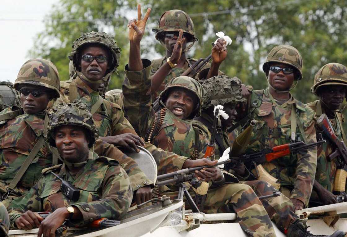 Dakarun soji sun kashe yan bindiga masu tarin yawa sun kwato makamai a Zamfara (hotuna) Dakarun soji sun kashe yan bindiga masu tarin yawa sun kwato makamai a Zamfara (hotuna)