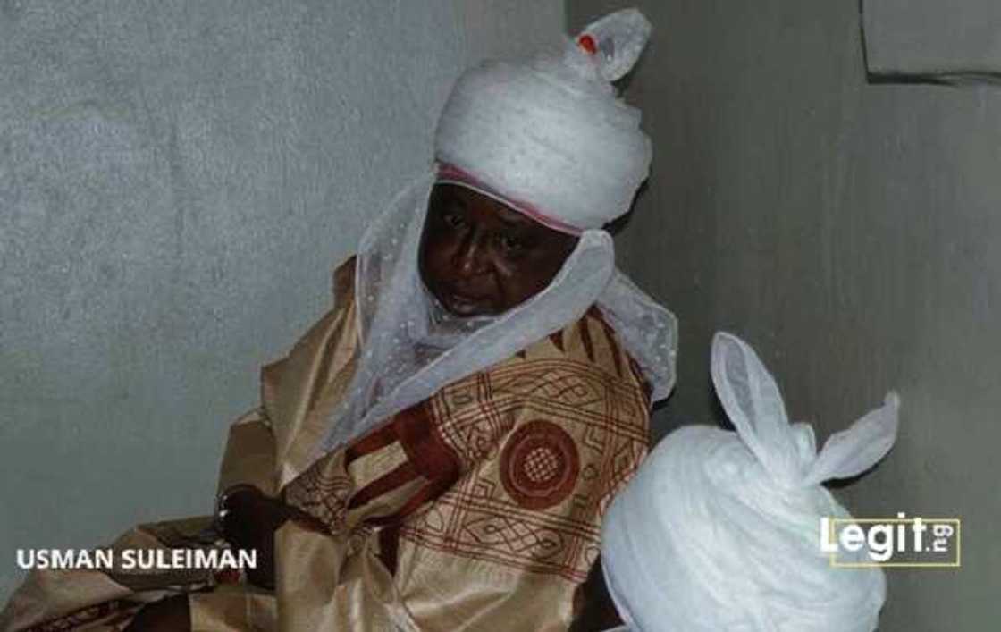 Hotunan yadda Kanawa suka yi tururuwa zuwa gidan sabon sarki don taya shi murna Hotunan yadda Kanawa suka yi tururuwa zuwa gidan sabon sarki don taya shi murna