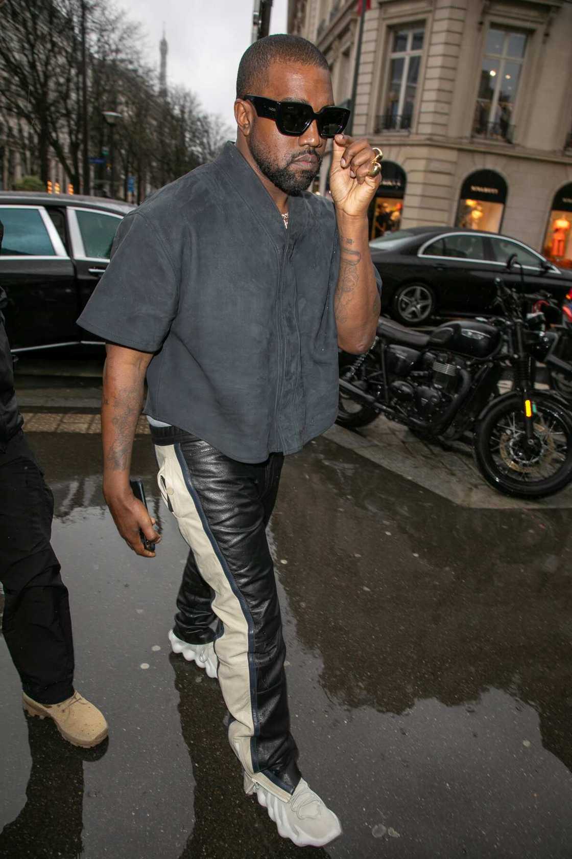 Kanye West arrive au restaurant L'Avenue le 1er mars 2020 à Paris, France. (Photo de Marc Piasecki)