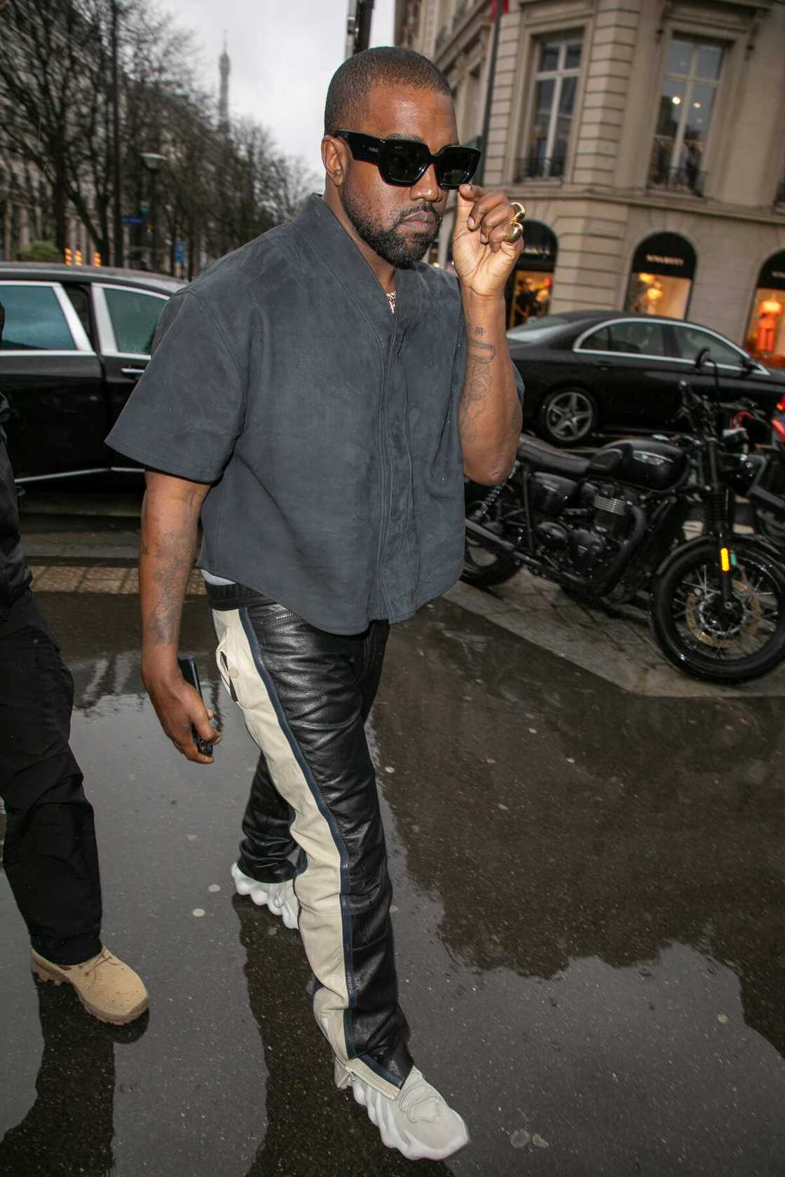 Kanye West arrive au restaurant L'Avenue le 1er mars 2020 à Paris, France. (Photo de Marc Piasecki) Kanye West arrive au restaurant L'Avenue le 1er mars 2020 à Paris, France. (Photo de Marc Piasecki)