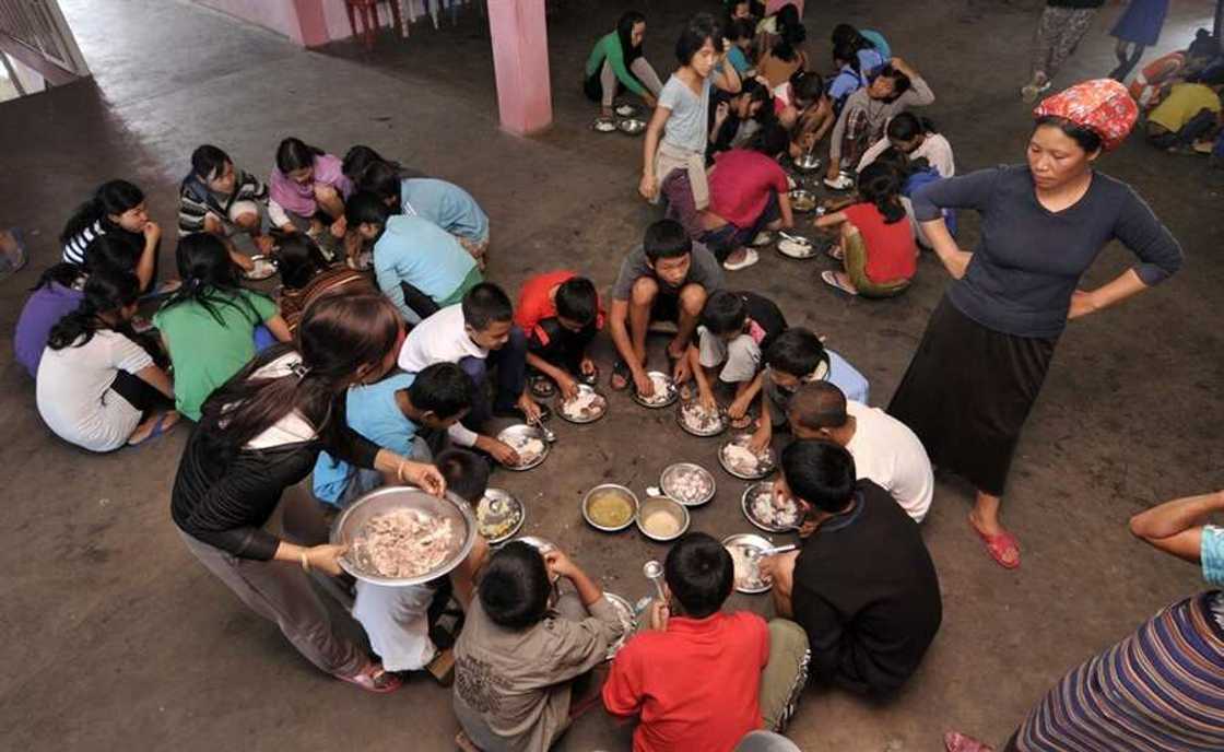 Ayu: Mutum daya ya auri mata 39, ya haifi 'ya'ya 94 (Hotuna) Ayu: Mutum daya ya auri mata 39, ya haifi 'ya'ya 94 (Hotuna)