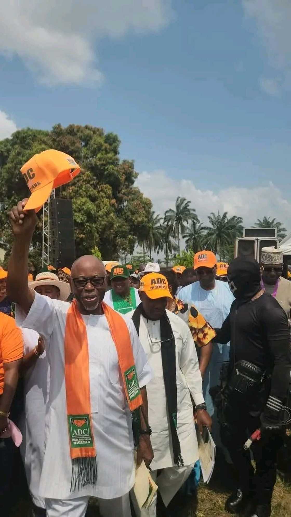 Oyegun ya yi jam'iyyar APC martani Oyegun ya yi jam'iyyar APC martani