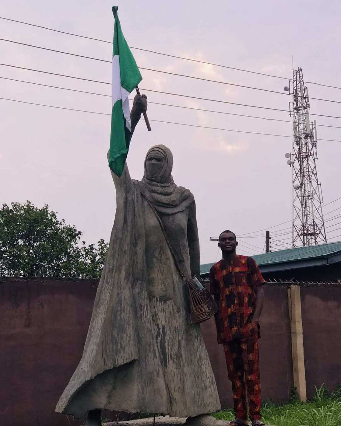 Hotunan gunkin Aisha Yesufu da wani dalibi ya gina sun jawo cece-kuce Hotunan gunkin Aisha Yesufu da wani dalibi ya gina sun jawo cece-kuce