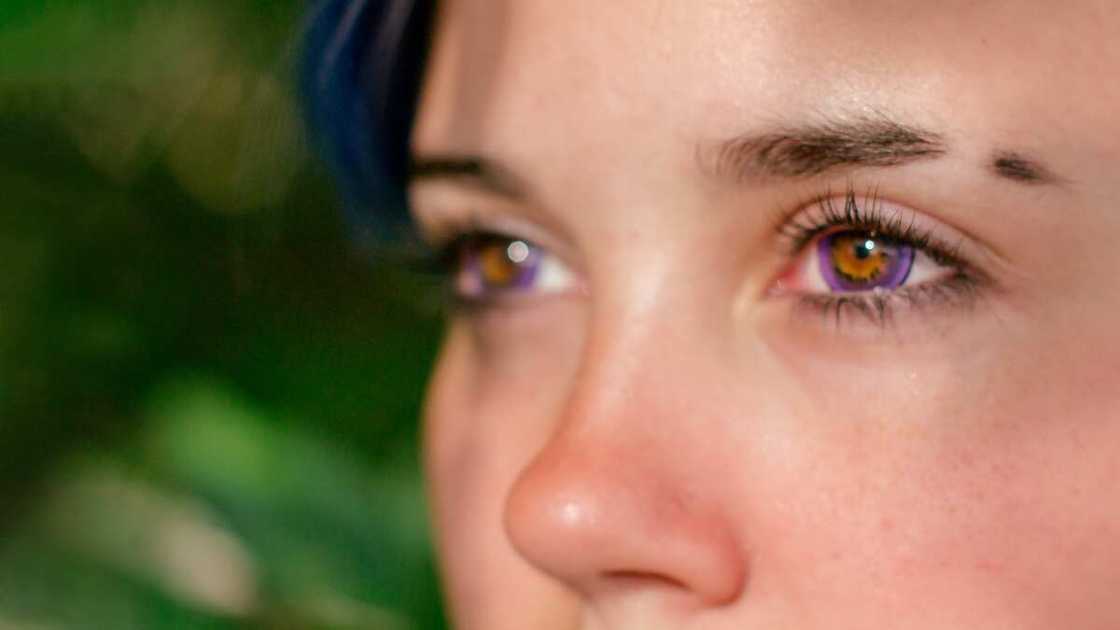femme avec des lentilles violettes femme avec des lentilles violettes