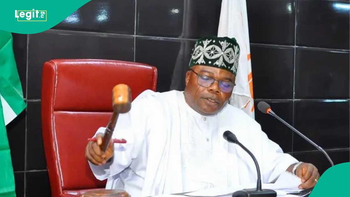 'Yan majalisar Ondo sun fara shirin tsige kakakin majalisar jihar, Olamide Oladiji. 'Yan majalisar Ondo sun fara shirin tsige kakakin majalisar jihar, Olamide Oladiji.