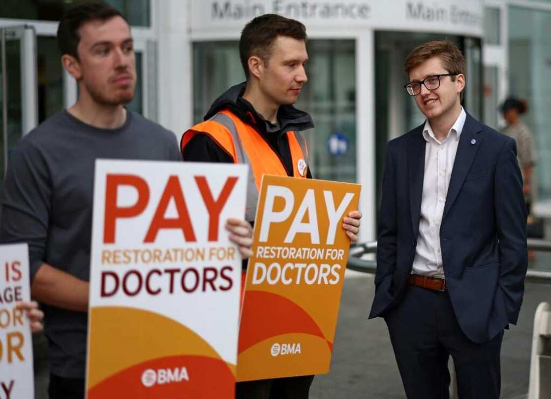 Hospital doctors want better pay and say inflation has not kept up with wages Hospital doctors want better pay and say inflation has not kept up with wages