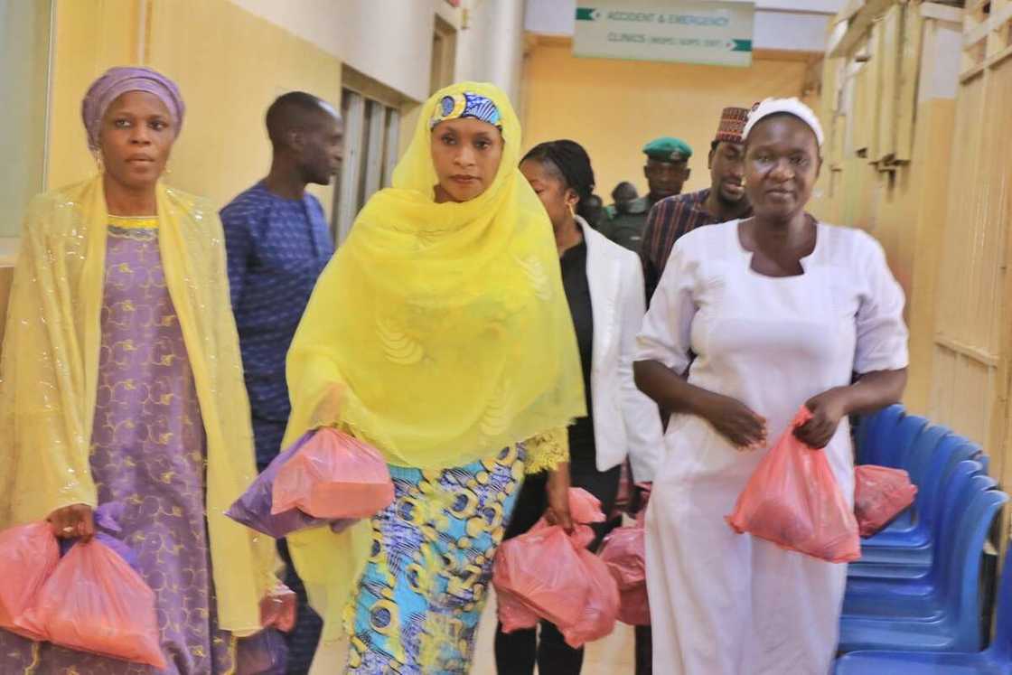 Matar gwamna El-Rufai ta yi rabon abincin Sallah ga marasa lafiya (Hotuna) Matar gwamna El-Rufai ta yi rabon abincin Sallah ga marasa lafiya (Hotuna)