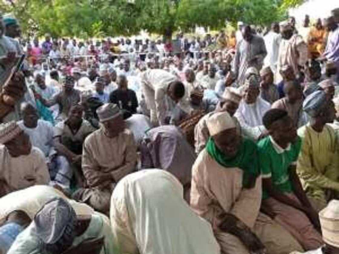 Kau da bara: Limamai sun yi wa Tambuwal addu'o'in samun nasara a kotun koli Kau da bara: Limamai sun yi wa Tambuwal addu'o'in samun nasara a kotun koli