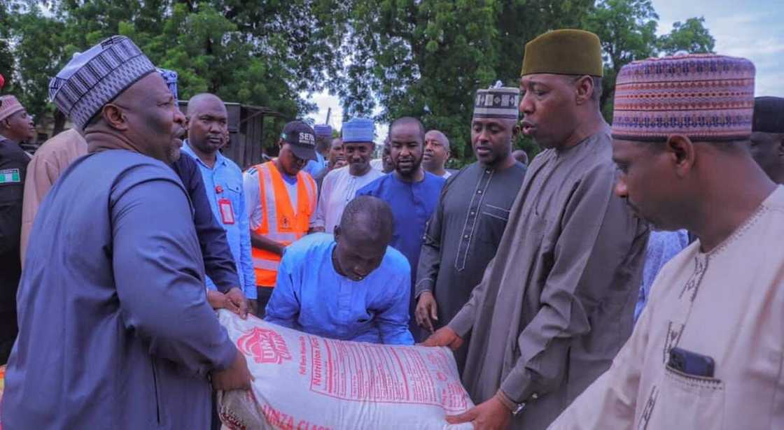 Zulum ya raba wa magidanta 2,000 kayan abinci a Maiduguri