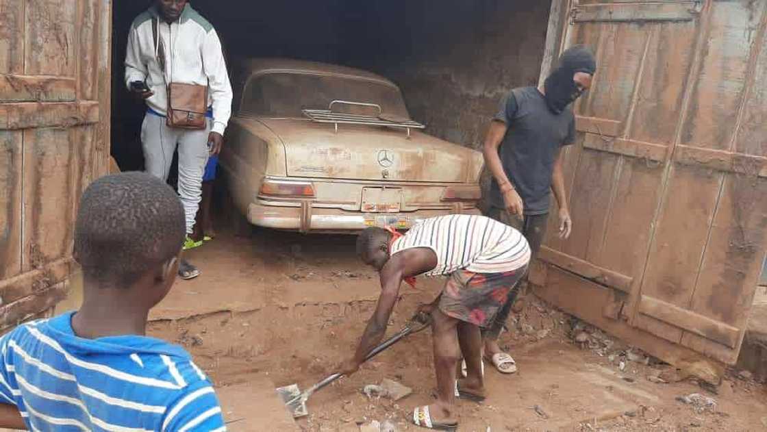 Tsoron kada a bincikeshi, wani attajiri ya boye motarsa tsawon shekeru 40 Tsoron kada a bincikeshi, wani attajiri ya boye motarsa tsawon shekeru 40