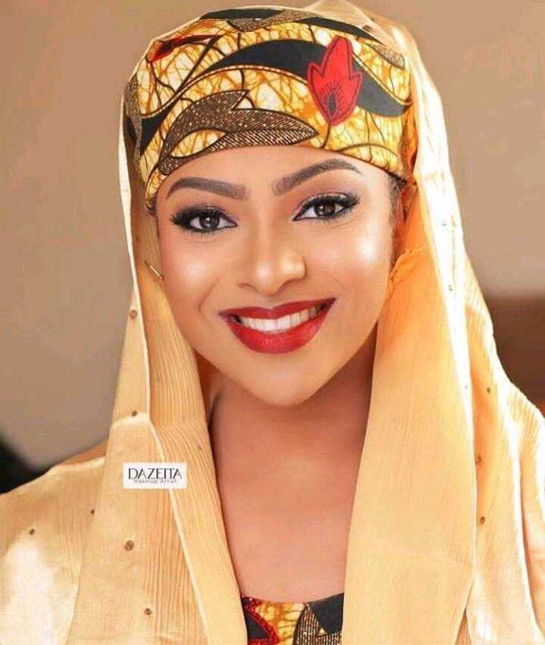 Masha Allah: Mace Bahaushiya da ta fi kowacce mace kyau da kankantar shekaru cikin 'yan siyasar Najeriya (Hotuna) Masha Allah: Mace Bahaushiya da ta fi kowacce mace kyau da kankantar shekaru cikin 'yan siyasar Najeriya (Hotuna)