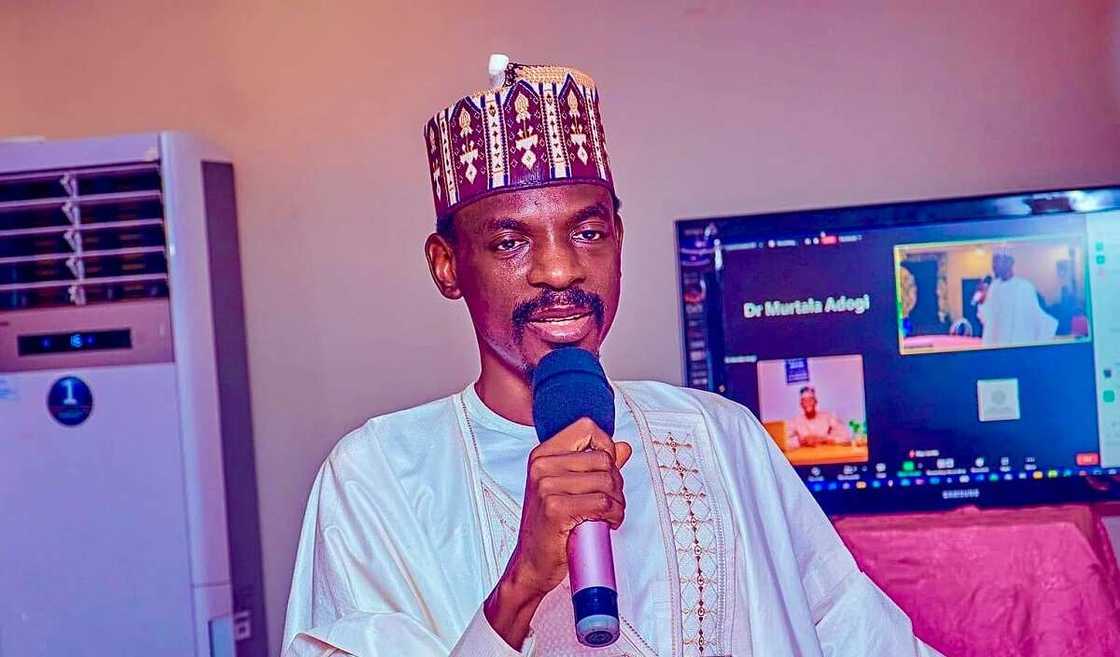 'Yan Daba Sun Hana Daliget Ɗina Zaɓe: Tsohon Hadimin Buhari, Bashir Ahmed Ya Yi Watsi Da Sakamakon Zaɓe a Kano 'Yan Daba Sun Hana Daliget Ɗina Zaɓe: Tsohon Hadimin Buhari, Bashir Ahmed Ya Yi Watsi Da Sakamakon Zaɓe a Kano