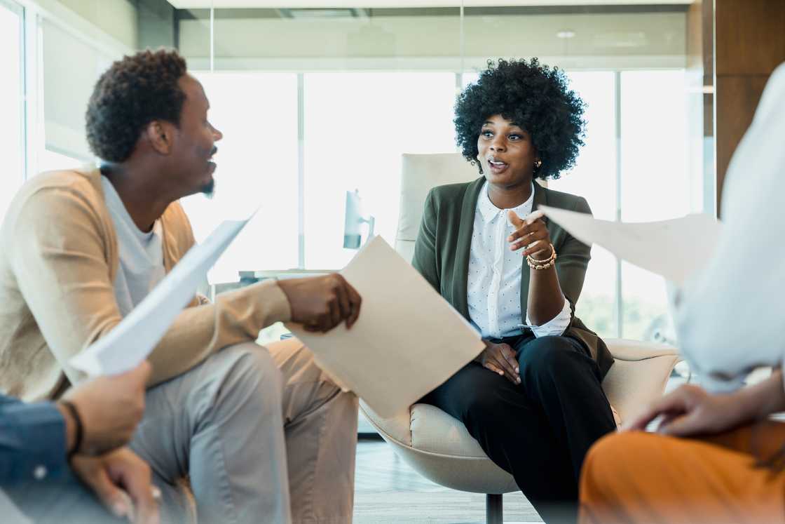 A mentor speaking with new hires. A mentor speaking with new hires.