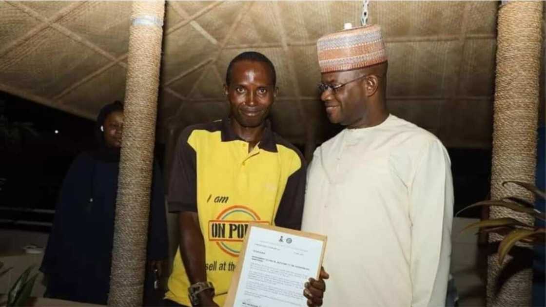 Peter Aliyu: Sadu da Mai Aikin Share Titi Wanda Ya Daukaka Ya Zama Babban Hadimin Wani Gwamnan Najeriya Peter Aliyu: Sadu da Mai Aikin Share Titi Wanda Ya Daukaka Ya Zama Babban Hadimin Wani Gwamnan Najeriya