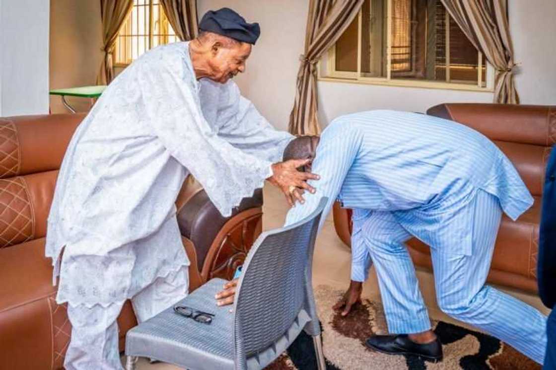 Governor Fayemi visits Alaafin of Oyo after warning letter Governor Fayemi visits Alaafin of Oyo after warning letter