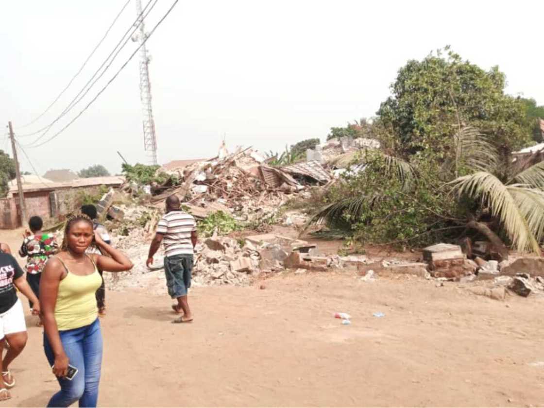 Yadda al’umma suka rushe gidan wani kasurgumin mai garkuwa da mutane Yadda al’umma suka rushe gidan wani kasurgumin mai garkuwa da mutane