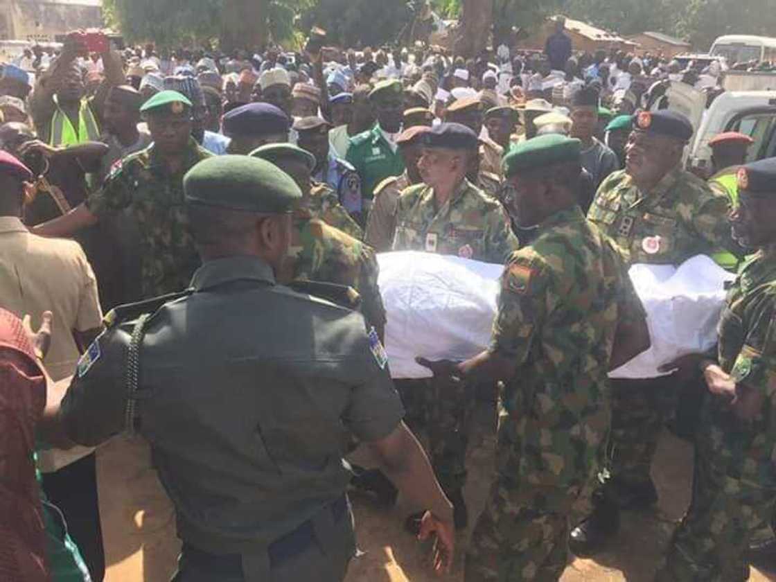 An binne marigayi tsohon shugaban kasa Shagari a mahaifar sa, hotuna An binne marigayi tsohon shugaban kasa Shagari a mahaifar sa, hotuna